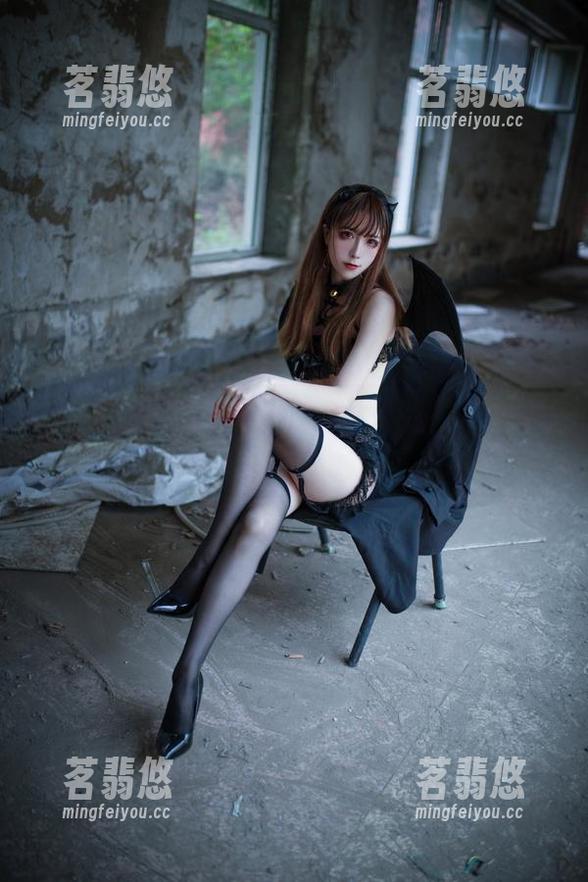 更新了！Sakiiii翎柒的美脚，原图真让人想多看几眼——不怕被发现哦。