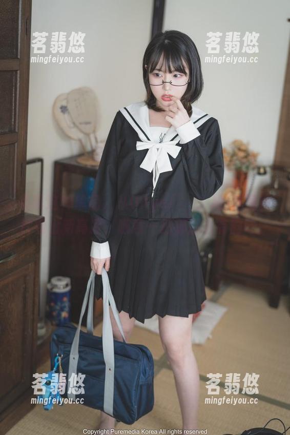 吊带这种单品，从Uhye(이유혜)的私房图片看出新高度，随意一拍都那么有韵味。