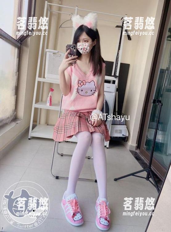at鲨鱼 at鲨鱼的蓝色上衣私房美图,其实也是不同风味的叛逆。