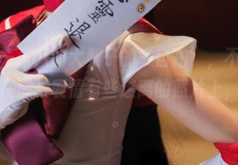 观看一米八的大梨子的“自拍”，不小心停留在那张表情有些迷离的照片上，啧啧。