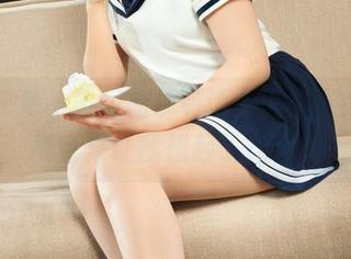 丽柜 – 每一条短裙都有话要说，小熊的写真合集让我想起了什么。