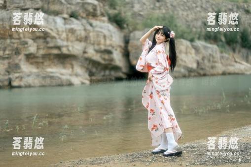 失眠小宁 失眠小宁说短裙拉长美腿,私拍的角度真心有点’眼馋’