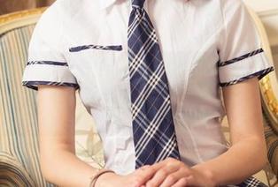 头条女神 – 私房泳池其实就是信悦儿在玩水，各种模样都在比拼？