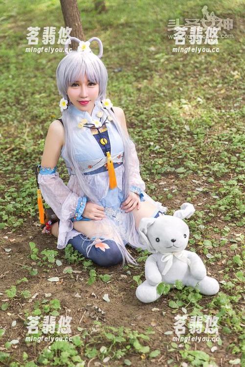 头条女神 - “神琦泽步”的这组写真集吧，白丝的高清清晰度恨不得数得出绒毛。