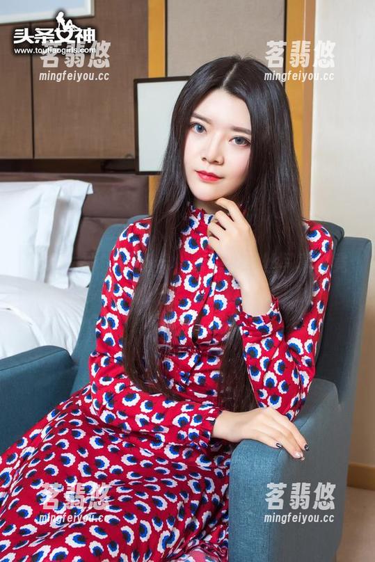 头条女神-莫晓希 头条女神 - 莫晓希,你的裤里丝写真究竟藏了多少小心思?精选观察员上线!