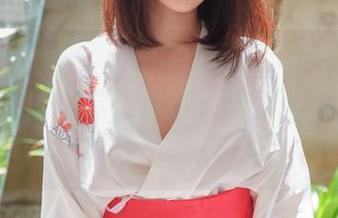 自从姜仁卿(강인경)COS了IKOF-女朋友2，我在套图里看到同款的发光符号，它不会是爱情的启示吧？