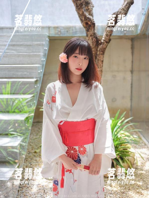 自从姜仁卿(강인경)COS了IKOF-女朋友2，我在套图里看到同款的发光符号，它不会是爱情的启示吧？