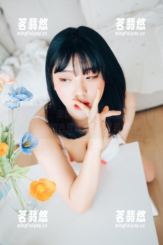 在线写真中，宋哈娜(송하나)的套装，哈哈，这颜色搭得太疯狂了吧！