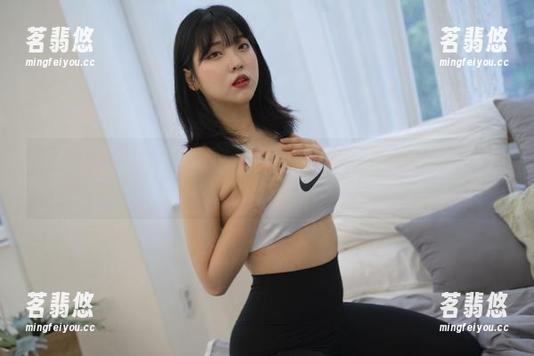 宋哈娜 最新照片!宋哈娜的美脚灵动得像是在跳舞,走在这条腿长路上太有戏了吧!