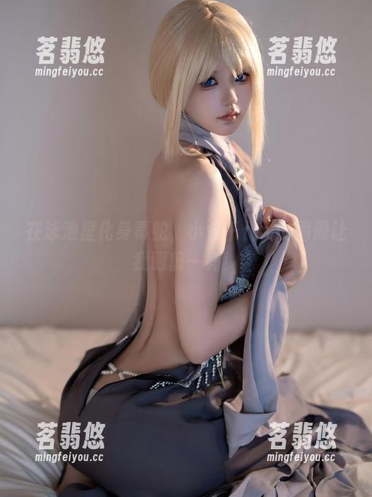 在泳池里化身毒蛇，小仓千代w的图册让我眼前一亮！
