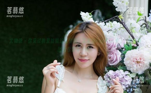 尤物馆-孟狐狸FoxYini 尤物馆 - 你见过裤里丝能这么穿吗?孟狐狸FoxYini来了,写真原图给你惊奇一刻!