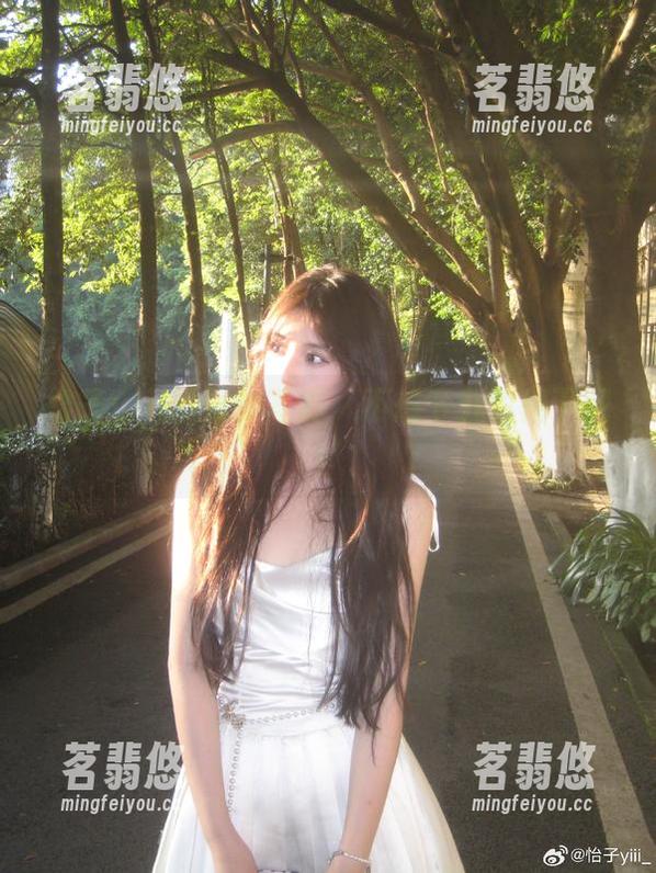 怡子yiii 怡子yiii的婚纱写真,不想下载也得下载!