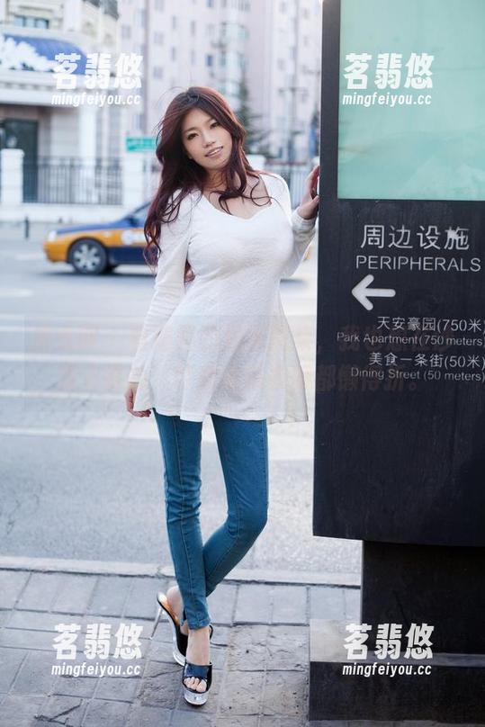 推女郎-娜露 推女郎 - 看娜露的居家图集,我也想在沙发上耍帅,可我连洗衣服都懒得折。