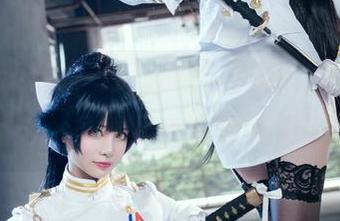 星野saori的“玛修周年礼服”写真，瞧她的姿势，多像我拿着冰淇淋的样子。