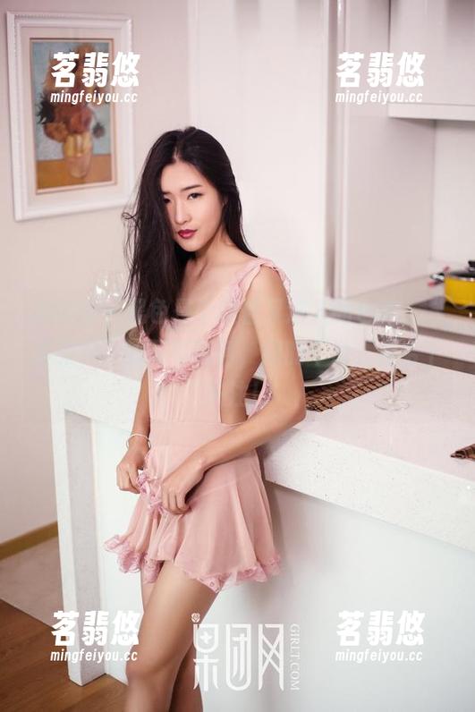 果团网 - 黑色是个随性又迷人的色彩，“莫雅淇”的写真图包，别的不说，得给个关注！