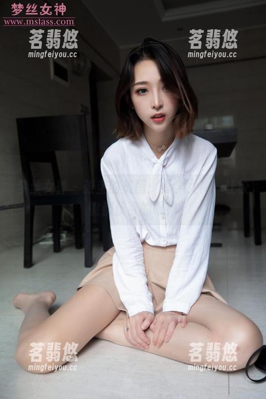 梦丝女神 - 张莹的美图：青学女神，让校徽都羡慕的眼神