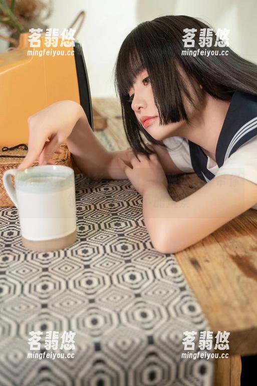 爆机少女喵小吉 明明只是白衬衫,爆机少女喵小吉却带你领略“裤脚”下的风景