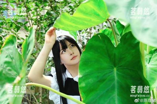 咦，白莉爱吃巧克力的女孩cos变来了！图集里藏着未曾窥见的面容。