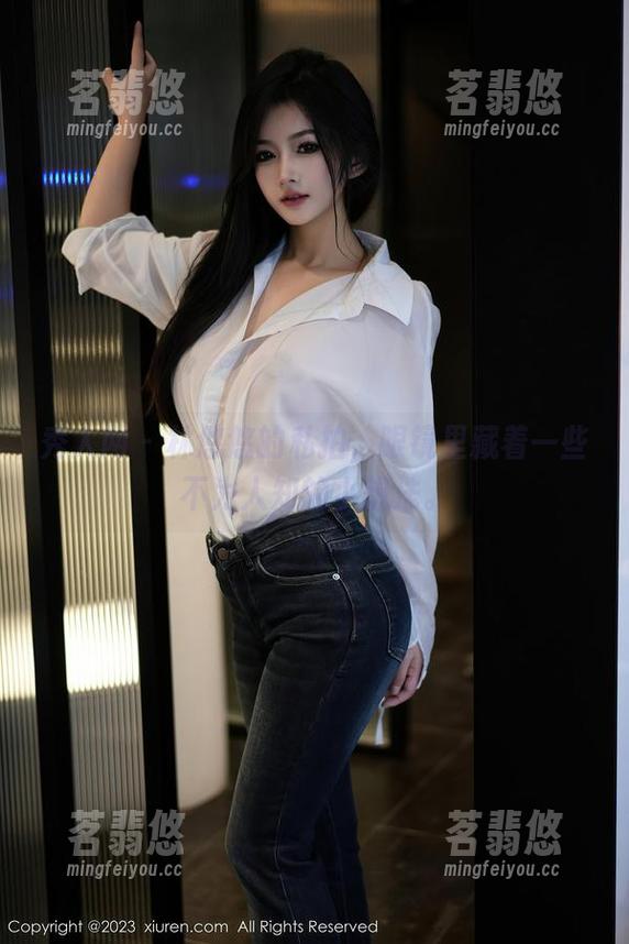 秀人网-林悠悠 秀人网 - 林悠悠的私拍,眼镜里藏着一些不为人知的小想法。