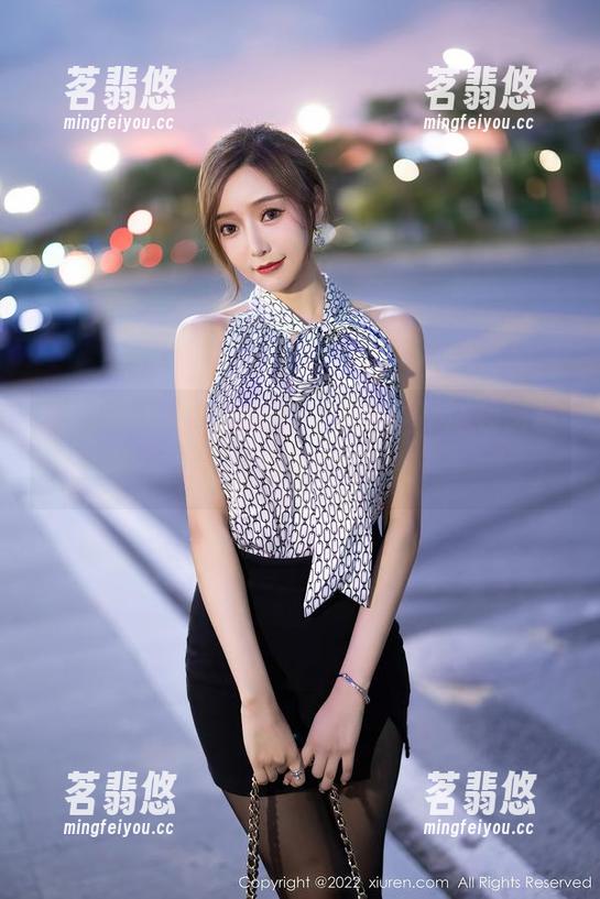 秀人网-熊吖BOBO 秀人网 - 熊吖BOBO又出新招,眼镜写真集,让我爱的不行!