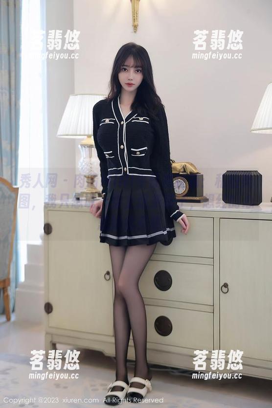秀人网 - 肉晴MINI牛仔裤特辑：私拍美图，我只想说，穿上这条裤子，想红的心思如此炙热。
