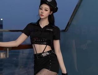 秀人网 – 原图里这抹色，西希白兔的泳衣好像给夏天加了点糖。