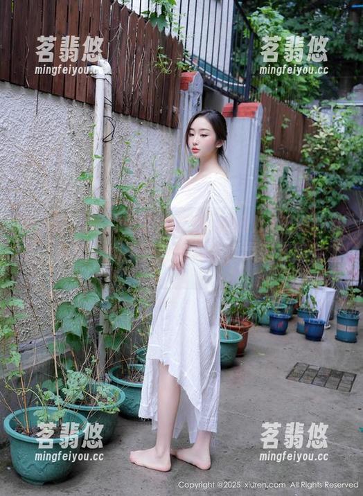 秀人网-陆萱萱cecillia 秀人网 - 照片里的陆萱萱cecillia和她的红裙,宛如一场不安分的舞会,灵魂在晚会上。