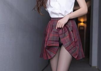 秀人网 – 图包来了，陈念灵Vickyao的套装让人意外的想到了夜晚的街灯。