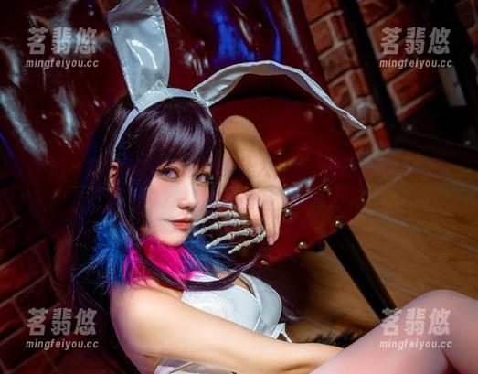 芊川一笑MNK的纯白写真让人停留，分享这些令人莞尔的画面