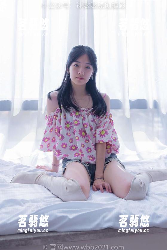 袜啵啵-小淳 袜啵啵 - 小淳在无圣光下的白丝小腿袜,套图一张接一张,停不下来~