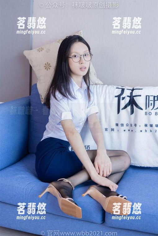 袜啵啵-稚予 袜啵啵 - 看稚予弄白指甲油,裸足细节把关注点都吸过去了