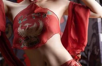 原图底下，她的美脚形成了一种无声的争宠，香草喵露露藐视所有。