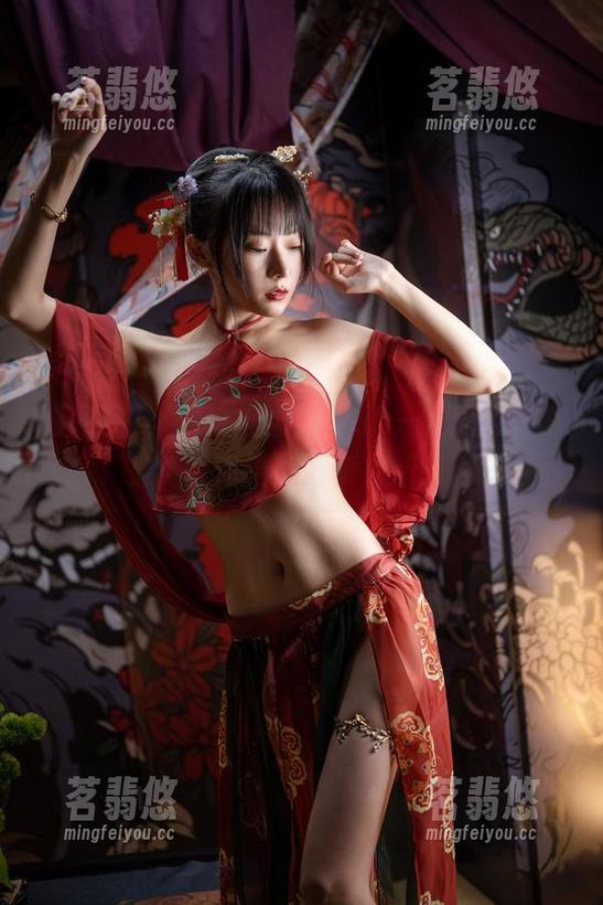香草喵露露 原图底下,她的美脚形成了一种无声的争宠,香草喵露露藐视所有。