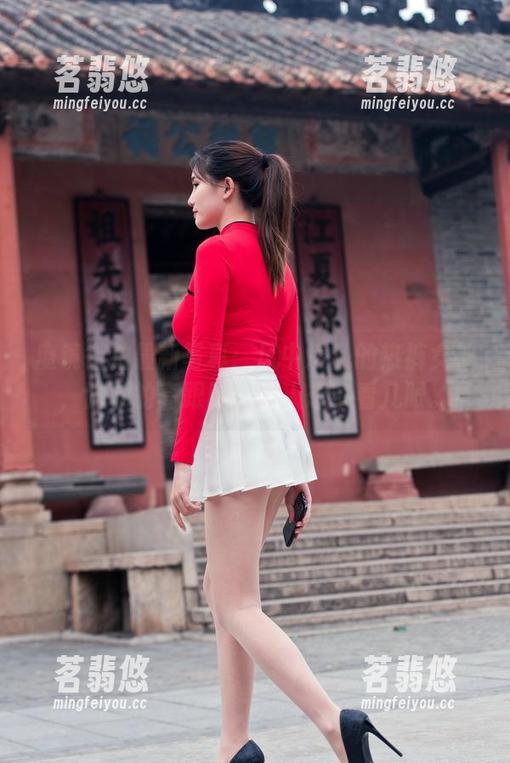 魔镜街拍 魔镜街拍最新写真:风中凌乱的热裤女神,脚下的高跟鞋真叫人想多看几眼。