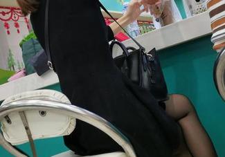魔镜街拍的私拍小插曲：当黑丝邂逅改良旗袍，哎呦，看得人脸红。