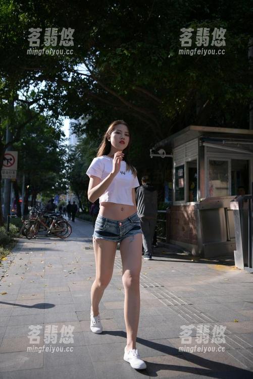 魔镜街拍 魔镜街拍:运动系甜美女生图包,穿运动鞋像在天上飞,简直把云彩踩得稀巴烂!